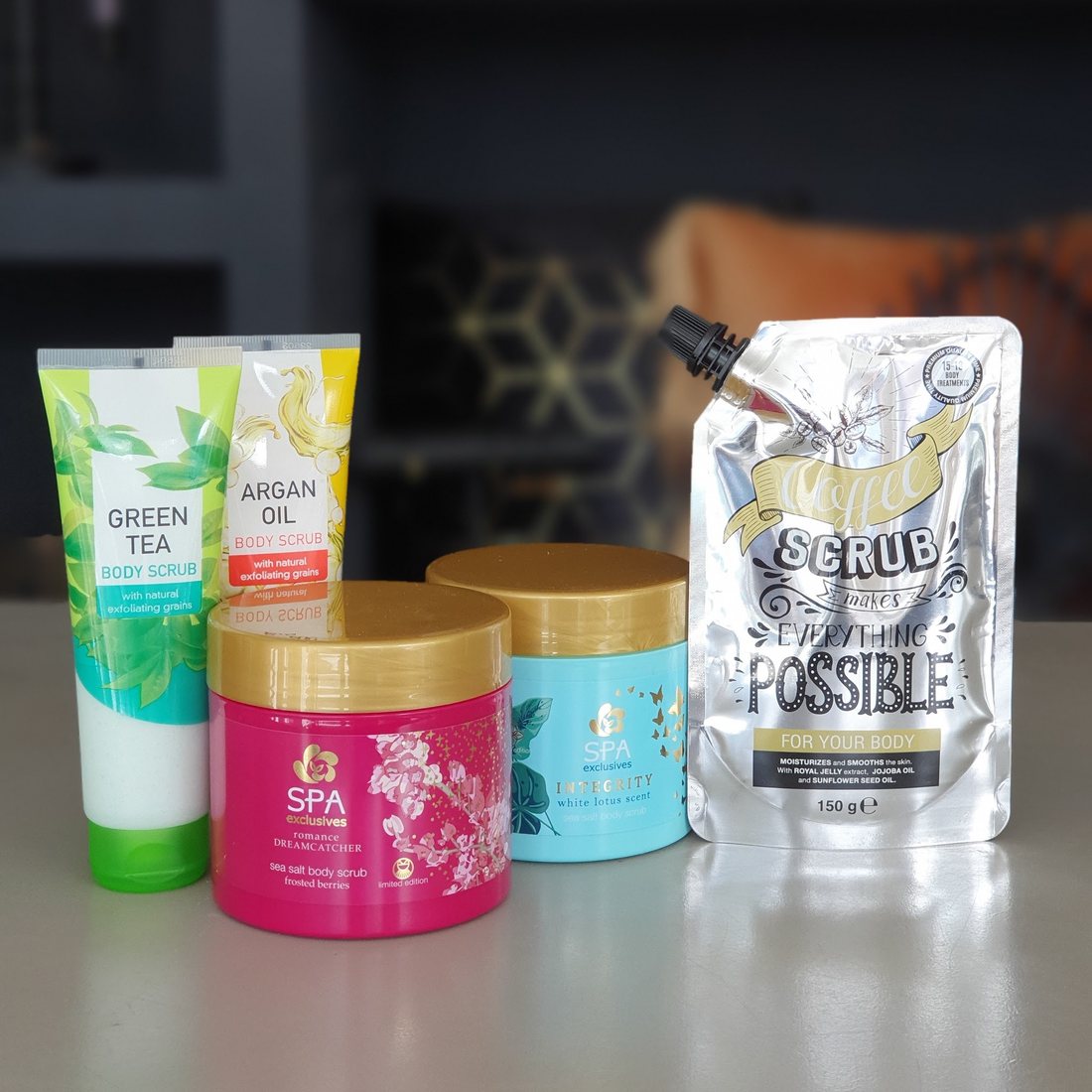 Bodyscrubs met groene thee en arganolie op tafel in de salon